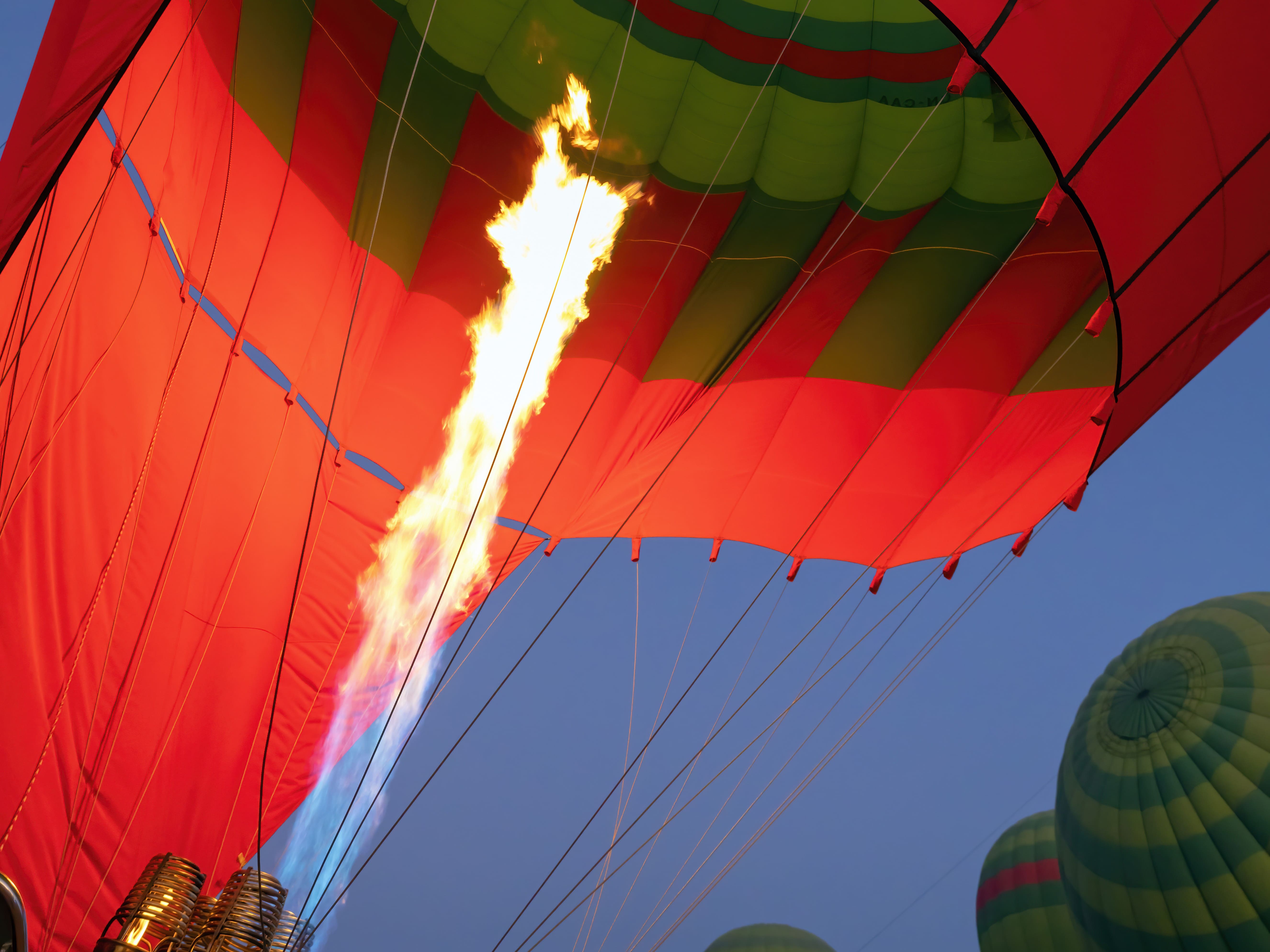 vertical-view-hot-air-balloons-1-20260730105738.jpg